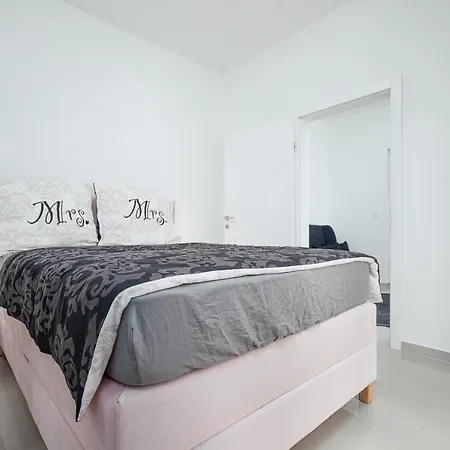 Beautiful Modern House Liza With Private Parking In - Finida Settlement Apartment