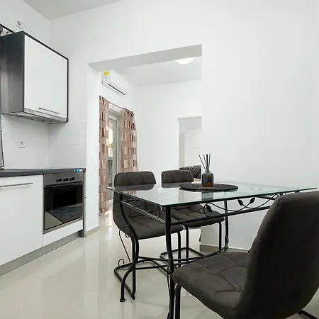 Beautiful Modern House Liza With Private Parking In - Finida Settlement Apartment