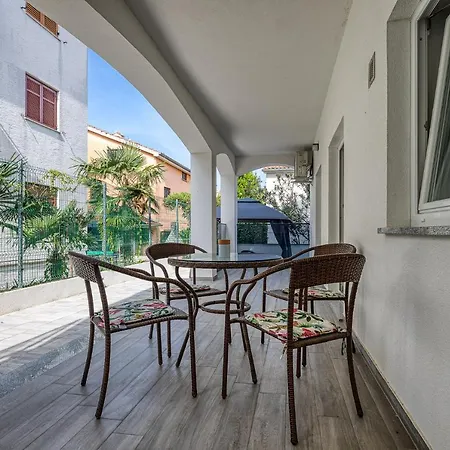 Beautiful Modern House Liza With Private Parking In - Finida Settlement Apartment