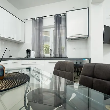 Beautiful Modern House Liza With Private Parking In - Finida Settlement Apartment