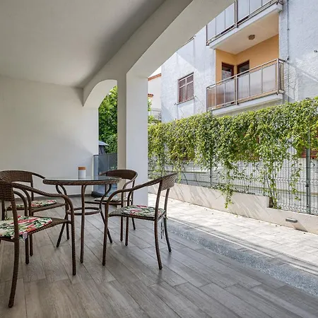 Beautiful Modern House Liza With Private Parking In - Finida Settlement Apartment
