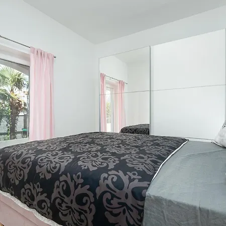 Apartment Beautiful Modern House Liza With Private Parking In - Finida Settlement