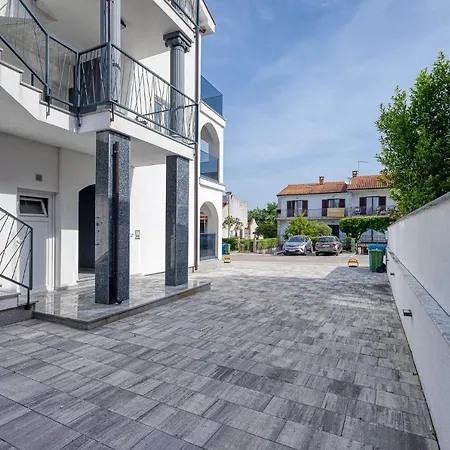 Apartment Beautiful Modern House Liza With Private Parking In - Finida Settlement