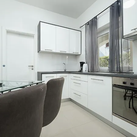 Beautiful Modern House Liza With Private Parking In - Finida Settlement