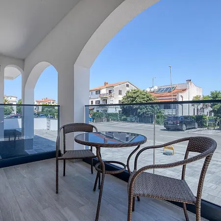 Beautiful Modern House Liza With Private Parking In - Finida Settlement Apartment *
