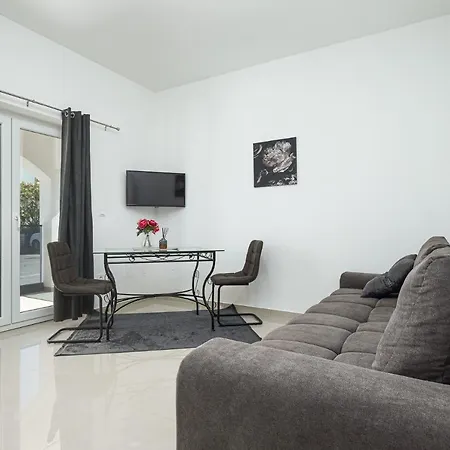 Beautiful Modern House Liza With Private Parking In - Finida Settlement Apartment