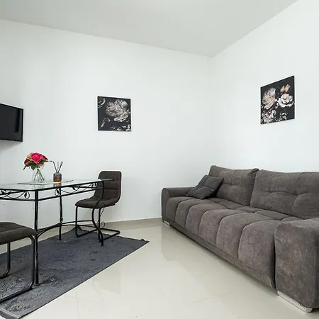 Apartment Beautiful Modern House Liza With Private Parking In - Finida Settlement *