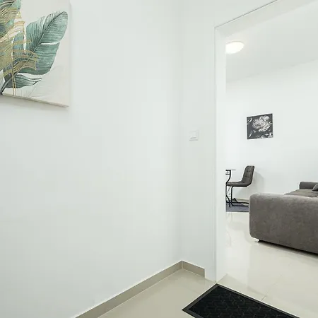 Beautiful Modern House Liza With Private Parking In - Finida Settlement Apartment