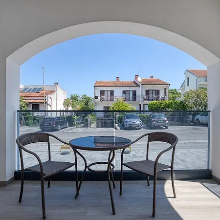 Beautiful Modern House Liza With Private Parking In - Finida Settlement Apartment