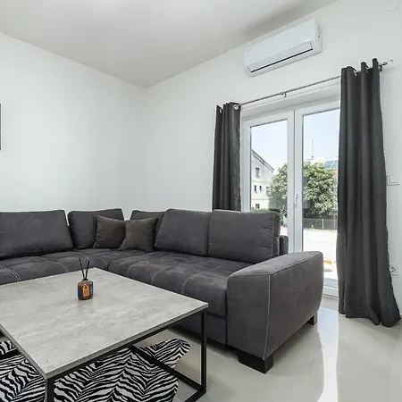 Beautiful Modern House Liza With Private Parking In - Finida Settlement Apartment