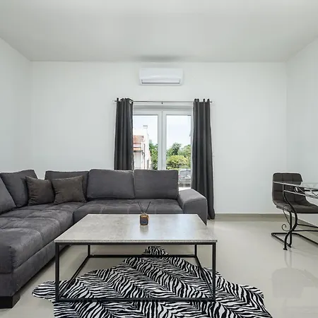Beautiful Modern House Liza With Private Parking In - Finida Settlement Apartment *