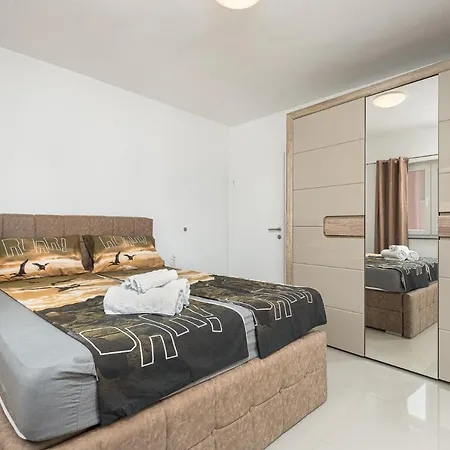 Beautiful Modern House Liza With Private Parking In - Finida Settlement
