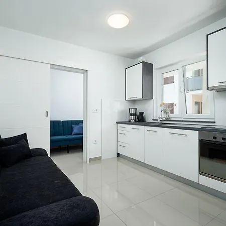 Beautiful Modern House Liza With Private Parking In - Finida Settlement Apartment