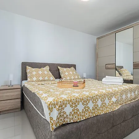 Beautiful Modern House Liza With Private Parking In - Finida Settlement *