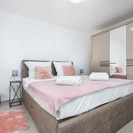 Apartment Beautiful Modern House Liza With Private Parking In - Finida Settlement Porec