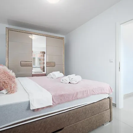 Beautiful Modern House Liza With Private Parking In - Finida Settlement Porec