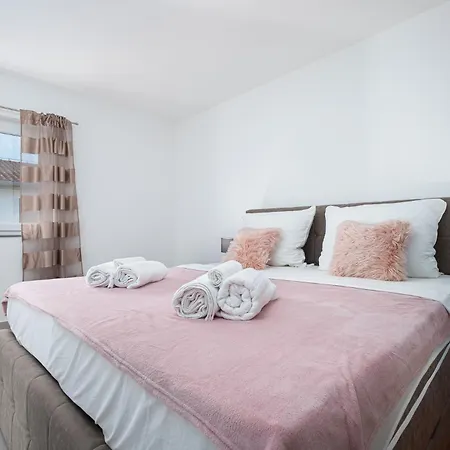 Apartment Beautiful Modern House Liza With Private Parking In - Finida Settlement *