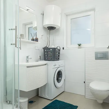 Beautiful Modern House Liza With Private Parking In - Finida Settlement