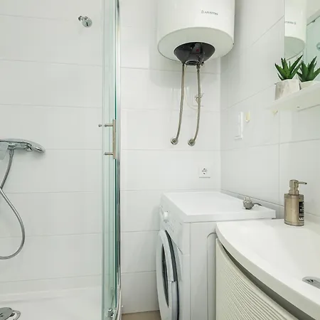 Beautiful Modern House Liza With Private Parking In - Finida Settlement