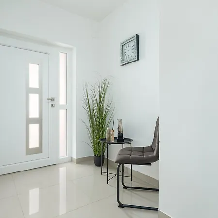 Apartment Beautiful Modern House Liza With Private Parking In - Finida Settlement