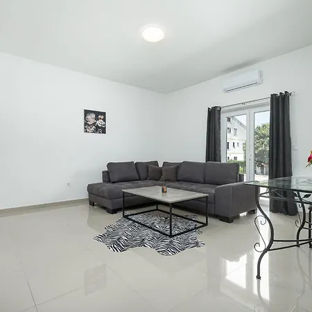 Apartment Beautiful Modern House Liza With Private Parking In - Finida Settlement