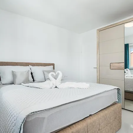 Apartment Beautiful Modern House Liza With Private Parking In - Finida Settlement *