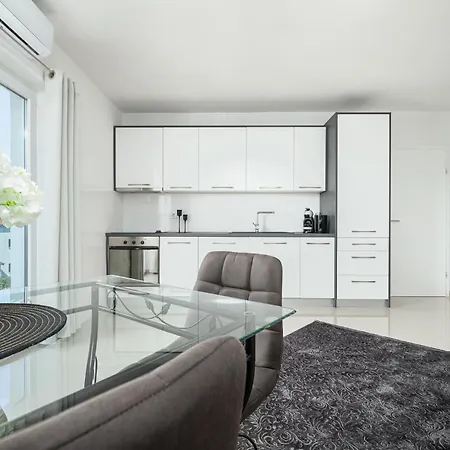 Apartment Beautiful Modern House Liza With Private Parking In - Finida Settlement