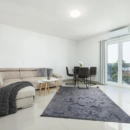 Apartment Beautiful Modern House Liza With Private Parking In - Finida Settlement