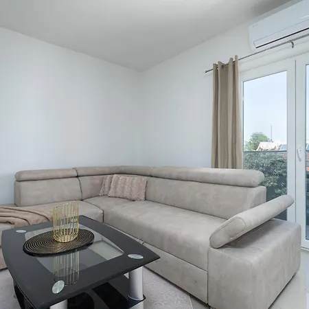 Beautiful Modern House Liza With Private Parking In - Finida Settlement